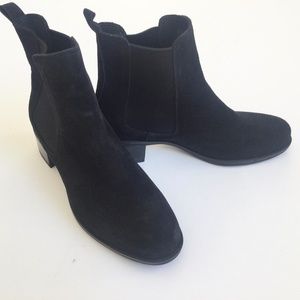 La Cannadienne suede Chelsea boot 61/2